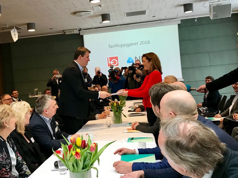 Fil:Tariffoppgjør 2018 - kravoverlevering NHO.jpg